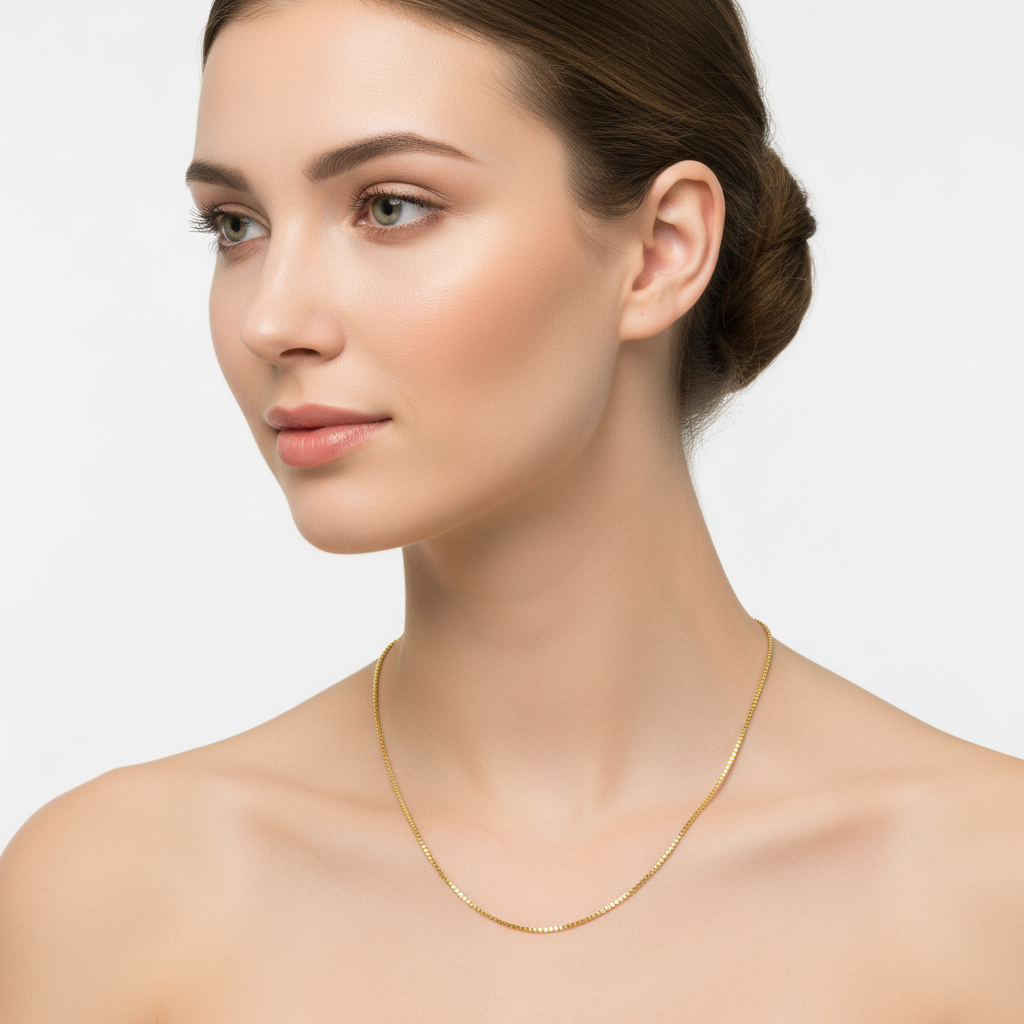 Woman wearing gold box chain