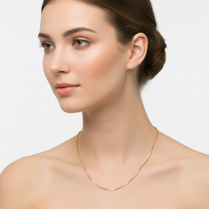Woman wearing gold box chain